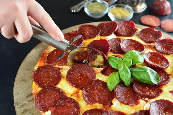 Şekersiz Keto Pizza soslu düşük karbonhidratlı diyet Pepperoni pizza ve klasik pizza yerine düşük karbonhidratlı Mozzarella keto diyet tortilla.