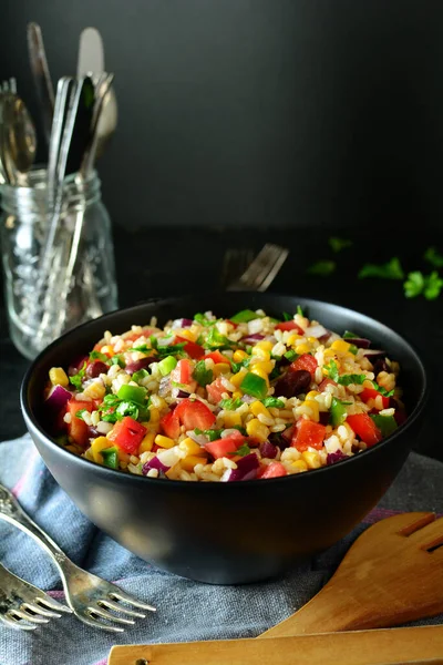 Kahverengi pirinçli ev yapımı Kovboy Salatası