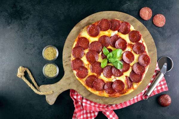 Şekersiz Keto Pizza soslu düşük karbonhidratlı diyet Pepperoni pizza ve klasik pizza yerine düşük karbonhidratlı Mozzarella keto diyet tortilla.