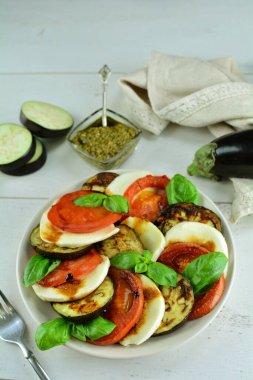 Izgara patlıcan, domates ve Mozzarella Salatası.