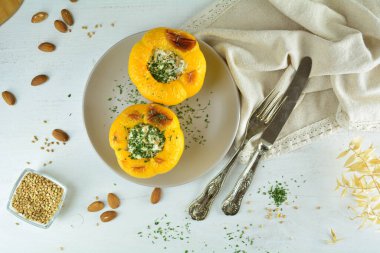  Doldurulmuş sarı dolma biberler arka planda, kapat