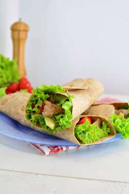 Arkaplanda tam tahıllı tortilla paketleri, kapatın