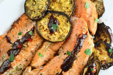 Patlıcan ve acı soslu ızgara alabalık fileto.