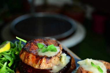 Izgara pancar, Arugula ve tereyağlı sandviç.