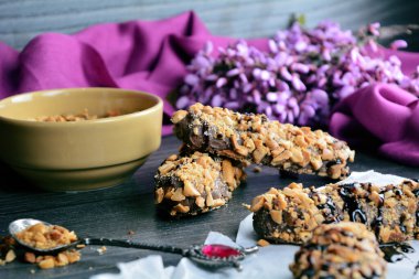 Pofuduk Pirinç ve Fıstık Ezmeli Protein Çubukları - Çikolata serpiştirilmiş