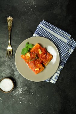 Rosso soslu fırında somon filetosu.