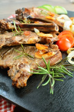 Arka planda ızgara kaburga bifteği, yakın plan.