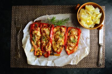 Tofu, mantar, kinoa ve avokado ile doldurulmuş vegan-arkadaş canlısı biberler. Haşlanmış patates ve soğan salatasıyla servis edilir..