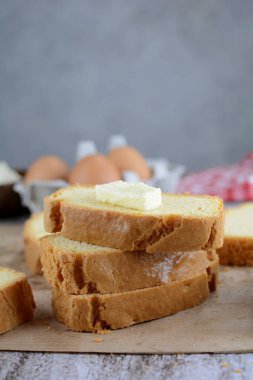 Arka planda badem unlu keto ekmeği, kapat