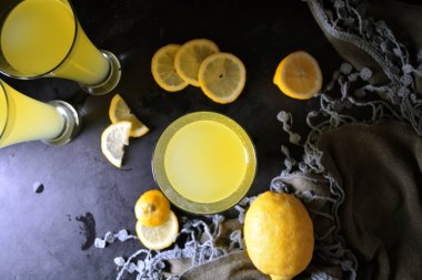 Arka planda ev yapımı ferahlatıcı limonata, kapat