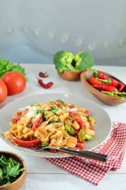 Arka planda sebzeli tavuk Fettuccine, kapat.