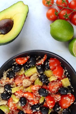 Domates, Avokado ve Zeytinli Kuskus Salatası