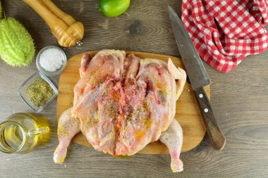 Arka planda Chayote olan çiğ tavuk, kapat.