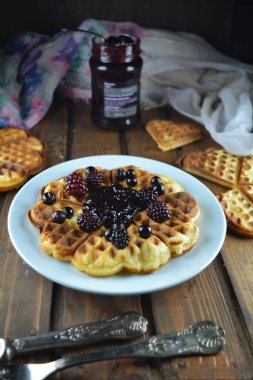 Blackberry reçelli ev yapımı waffle, nefis bir kahvaltı tarifi.