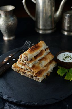 Ev yapımı etli turta - arka planda son yemek, kapat