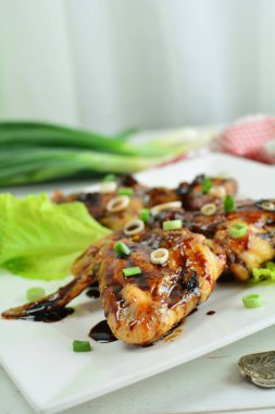 Arka planda acılı tavuk kanatları, kapatın.