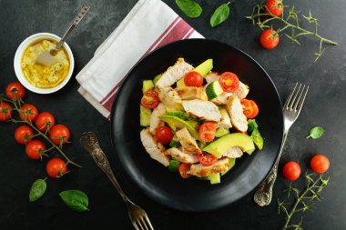 Tavuklu salata, domates, avokado ve salatalık. 
