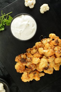  Keto buffalo karnabaharı Gorgonzola sosuyla ısırır.