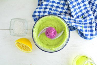 Beyaz arka planda avokado ve limon karıştırıcı