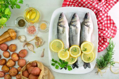  Arka planda patates olan Akdeniz Bass 'ı kapatın.