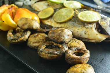 Grilled Sea Bream with Peppers and Mushrooms - recipe preparation photo