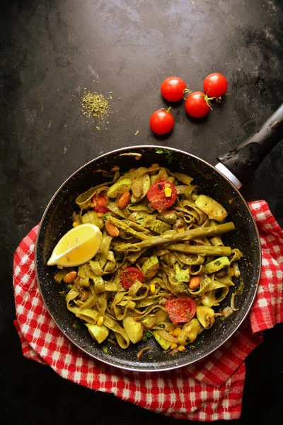 Avokado, kuşkonmaz ve bademli vegan ıspanağı Tagliatelle - glütensiz ve lifli zengin yemek