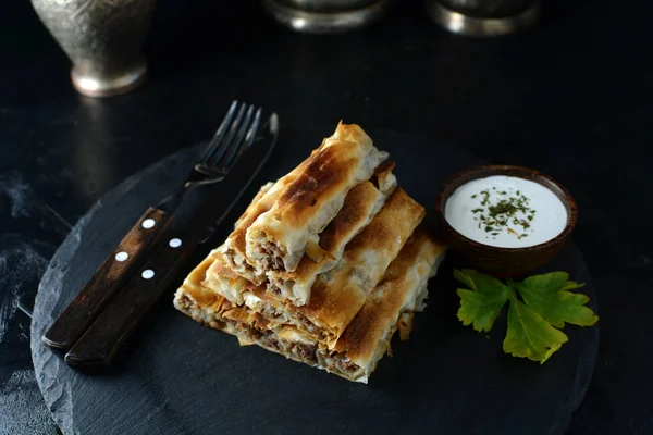 Ev yapımı etli turta - arka planda son yemek, kapat