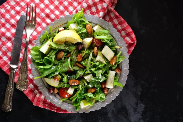 Şeftali Fındıklı Taze Arugula Salatası Protein Havuç Ekmeğiyle Birlikte Siyah — Stok fotoğraf