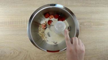 Arka planda Acai kahvaltı kasesi hazırlanıyor, kapatın.