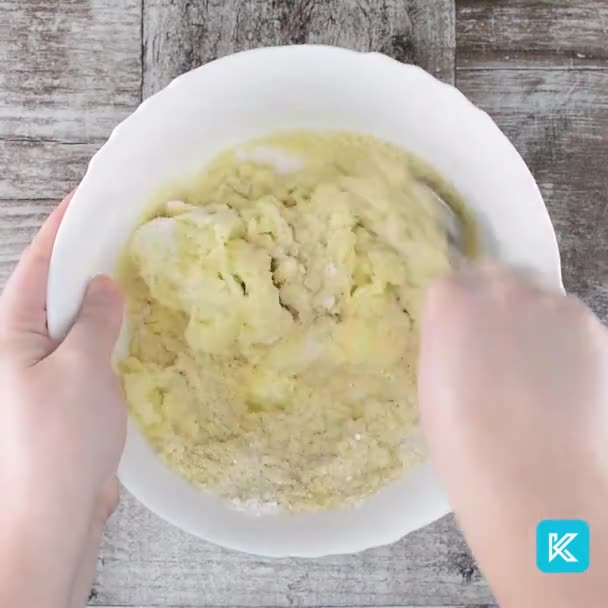 クリームチーズ スモークサーモン ケッパー付きのKeto Bagelsの準備 — ストック動画