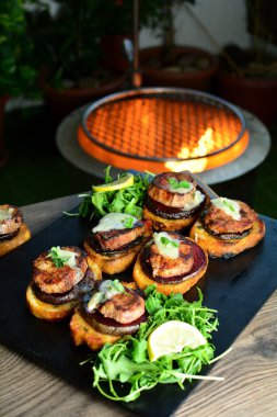 Izgara pancar, Arugula ve tereyağlı sandviç.