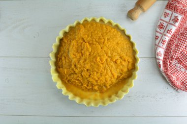 Arka planda ev yapımı vejetaryen kabak turtası, kapat.