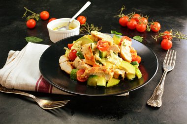 Tavuklu salata, domates, avokado ve salatalık. 