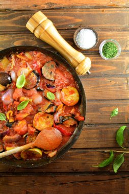 Arka planda leziz ızgara ratatouile, kapat.