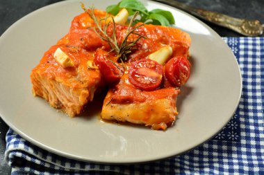 Rosso soslu fırında somon filetosu.