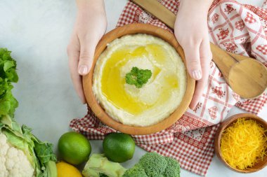 Arka planda Keto Karnabahar püresi olan eller, kapatın.