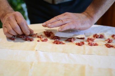 Ev yapımı etli turta - arka planda son yemek, kapat