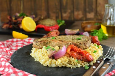 Domatesli ton balığı bifteği ve arka planda soğan, kapat.