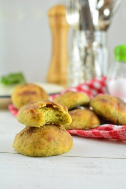 Arkaplanda fırınlanmış ıspanak köfteleri, kapatın.