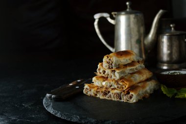 Ev yapımı etli turta - arka planda son yemek, kapat