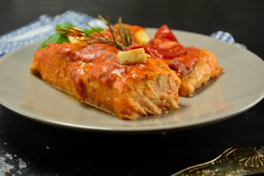 Rosso soslu fırında somon filetosu.