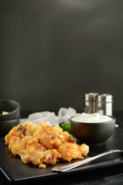  Keto buffalo karnabaharı Gorgonzola sosuyla ısırır.