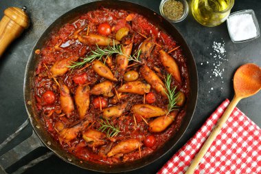 Sicilyalı doldurulmuş mürekkep balıkları, yakın plan.