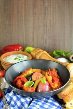 Arka planda leziz ızgara ratatouile, kapat.