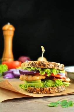 Arka planda ızgara hindili sandviç, yakın plan.