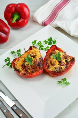 Kırmızı çan biberleri sığır eti ve peynirle doldurulmuş.