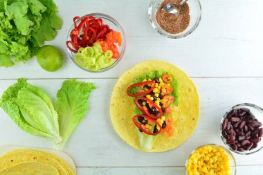 Arka planda ev yapımı lezzetli tortilla, yakın plan.