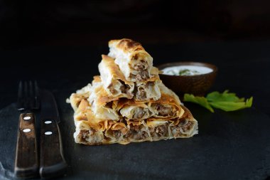 Ev yapımı etli turta - arka planda son yemek, kapat