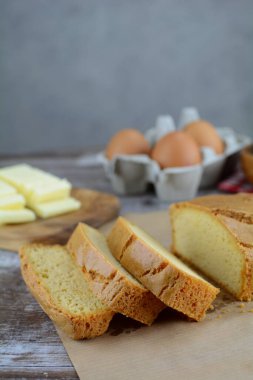 Arka planda badem unlu keto ekmeği, kapat