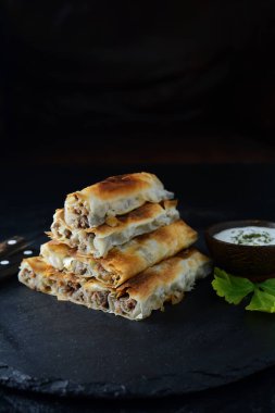 Ev yapımı etli turta - arka planda son yemek, kapat